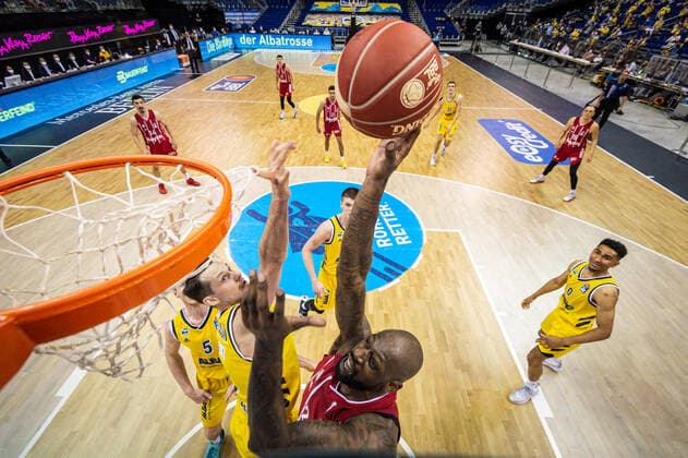 Basketball Berlin 09 06 2021 1 Bundesliga easyCredit BBL Season 2020 2021 Playoffs Final Game 1 Alba Berlin FC Bayern Munich James Gist Munich, No 21 Marcus Eriksson Alba Berlin, No 08