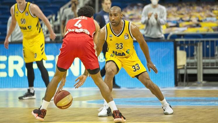 f l D J Seeley Bayern 4, Jayson Granger Alba 33, 09 06 2021, BBL, Alba Berlin vs FC Bayern Final Game 1, at Mercedes Benz Arena, GER, Berlin, 09 06 2021, BBL, Alba vs FC Bayern Game 1 Playoff Berlin Copyright: xUwexKoch Eibner-Pressefotox EP_UKH