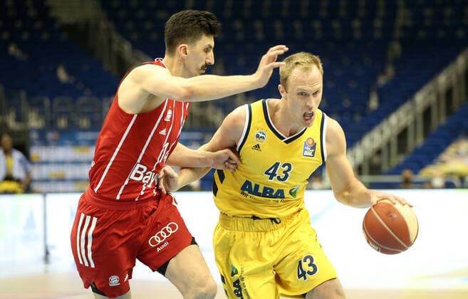 Nihad Djedovic, Luke Sikma Action Game Scene Duel Sports Basketball Play Off Final BBL Bundesliga Men Season 2020 2021 09 06 2021 ALBA Berlin vs FC Bayern Munich