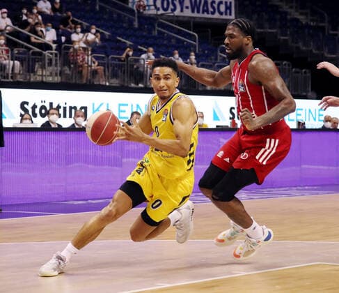 Maodo Lo, Jalen Reynolds action game scene duel sports basketball play off final BBL Bundesliga men season 2020 2021 09 06 2021 ALBA Berlin vs FC Bayern Munich