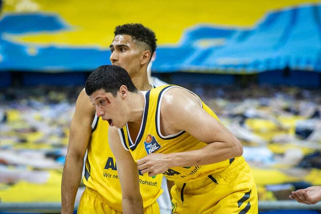 Basketball Berlin 09 06 2021 1 Bundesliga easyCredit BBL Season 2020 2021 Playoffs Final Game 1 Alba Berlin FC Bayern Munich Simone Fontecchio Alba Berlin, No 20 injured Bleeding.