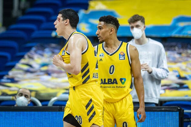 Basketball Berlin 09 06 2021 1 Bundesliga easyCredit BBL Season 2020 2021 Playoffs Final Game 1 Alba Berlin FC Bayern Munich Simone Fontecchio Alba Berlin, No 20 injured Bleeding.