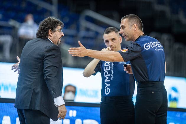 Basketball Berlin 09 06 2021 1 Bundesliga easyCredit BBL season 2020 2021 playoffs final game 1 Alba Berlin FC Bayern Munich referee Robert Lottermoser Andrea Trinchieri Munich, coach