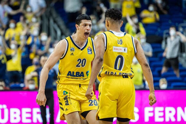 Basketball Berlin 09 06 2021 1 Bundesliga easyCredit BBL Season 2020 2021 Playoffs Final Game 1 Alba Berlin FC Bayern Munich Simone Fontecchio Alba Berlin, No 20 Maodo Lo Alba Berlin, No 00 Cheers