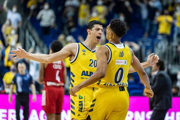 Basketball Berlin 09 06 2021 1 Bundesliga easyCredit BBL Season 2020 2021 Playoffs Final Game 1 Alba Berlin FC Bayern Munich Simone Fontecchio Alba Berlin, No 20 Maodo Lo Alba Berlin, No 00 Cheers
