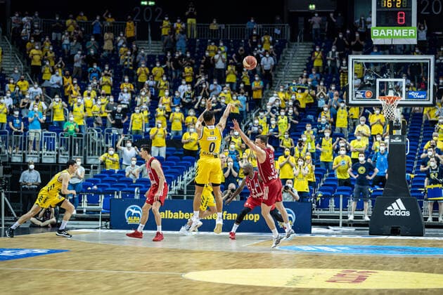 Basketball Berlin 09 06 2021 1 Bundesliga easyCredit BBL Season 2020 2021 Playoffs Final Game 1 Alba Berlin FC Bayern Munich last throw of Maodo Lo Alba Berlin, No 00 to win.