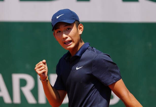 (210610) -- PARIS, June 10, 2021 -- Shang Juncheng of China reacts during the boys singles third round match against Leo Borg of Sweden at the French Open tennis tournament at Roland Garros in Paris, France, June 9, 2021. ) (SP)FRANCE-PARIS-TENNIS-ROLAND GARROS-FRENCH OPEN-BOY S SINGLES-DAY 11 GaoxJing 