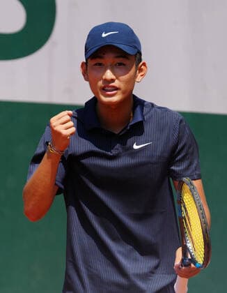 (210610) -- PARIS, June 10, 2021 -- Shang Juncheng of China reacts during the boys singles third round match against Leo Borg of Sweden at the French Open tennis tournament at Roland Garros in Paris, France, June 9, 2021. ) (SP)FRANCE-PARIS-TENNIS-ROLAND GARROS-FRENCH OPEN-BOY S SINGLES-DAY 11 GaoxJing 