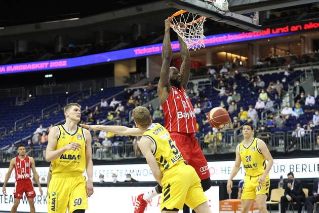 DEU, GER, easyCredit BBL, ALBA vs Bayern Muenchen, 09 06 2021, Mercedes Benz Arena, Berlin, DEU, GER, easyCredit BBL, ALBA vs Bayern Muenchen, in picture Ben Lammers ALBA Berlin 50 , Niels Giffey ALBA Berlin 5 , Simone Fontecchio ALBA Berlin 20 , James Gist FC Bayern Muenchen 21 nordphotoxGmbHx xEngler nph00076