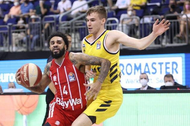 DEU, GER, easyCredit BBL, ALBA vs Bayern Muenchen, 09 06 2021, Mercedes Benz Arena, Berlin, DEU, GER, easyCredit BBL, ALBA vs Bayern Muenchen, in picture Malte Delow ALBA Berlin 6 , D J Seeley FC Bayern Muenchen 4 nordphotoxGmbHx xEngler nph00076