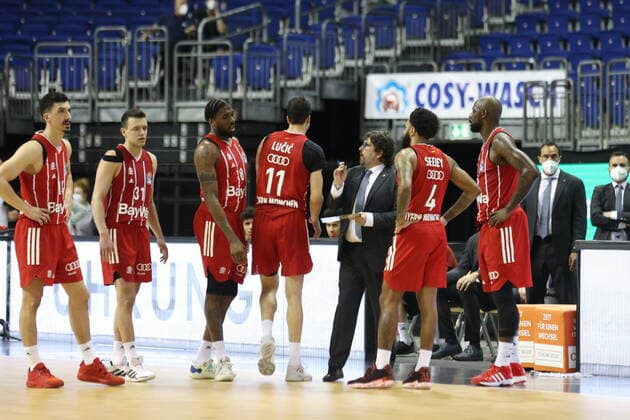 DEU, GER, easyCredit BBL, ALBA vs Bayern Muenchen, 09 06 2021, Mercedes Benz Arena, Berlin, DEU, GER, easyCredit BBL, ALBA vs Bayern Muenchen, in picture Head Coach Andrea Trinchieri FC Bayern Muenchen , Muenchen Players Circle nordphotoxGmbHx xEngler nph00076