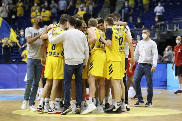 DEU, GER, easyCredit BBL, ALBA vs Bayern Muenchen, 09 06 2021, Mercedes Benz Arena, Berlin, DEU, GER, easyCredit BBL, ALBA vs Bayern Muenchen, in picture ALBA players circle, Louis Olinde ALBA Berlin 19 , Peyton Siva ALBA Berlin 3 nordphotoxGmbHx xEngler nph00076