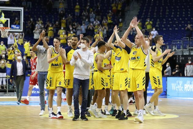 DEU, GER, easyCredit BBL, ALBA vs Bayern Muenchen, 09 06 2021, Mercedes Benz Arena, Berlin, DEU, GER, easyCredit BBL, ALBA vs Bayern Muenchen, in picture ALBA players circle nordphotoxGmbHx xEngler nph00076