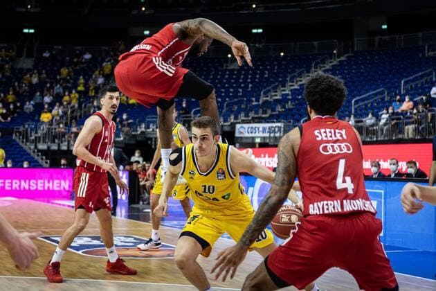 Basketball Berlin 09 06 2021 1 Bundesliga easyCredit BBL Season 2020 2021 Playoffs Final Game 1 Alba Berlin FC Bayern Munich Tim Schneider Alba Berlin, No 10 Jalen Reynolds Munich, No 08 o D J Seeley Munich, No 04