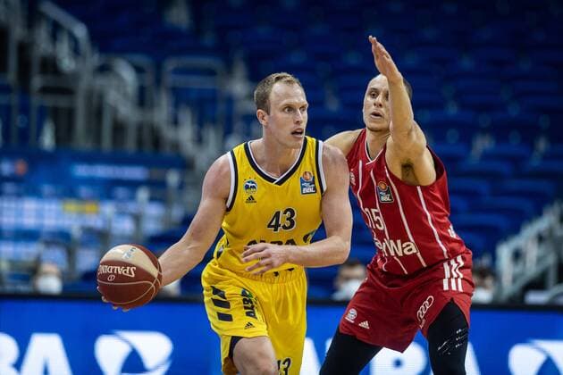 Basketball Berlin 09 06 2021 1 Bundesliga easyCredit BBL Season 2020 2021 Playoffs Final Game 1 Alba Berlin FC Bayern Munich Luke Sikma Alba Berlin, No 43 Robin Amaize Munich, No 15
