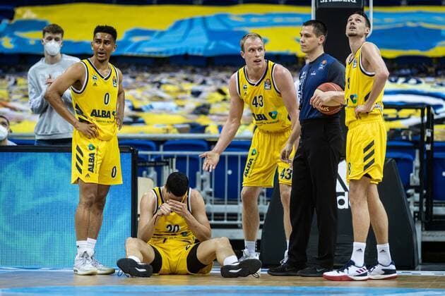 Basketball Berlin 09 06 2021 1 Bundesliga easyCredit BBL Season 2020 2021 Playoffs Final Game 1 Alba Berlin FC Bayern Munich Simone Fontecchio Alba Berlin, No 20 injured on the ground Maodo Lo Alba Berlin, No 00 Luke Sikma Alba Berlin, No 43 Carsten Straube Referee Marcus Eriksson Alba Berlin, No 08