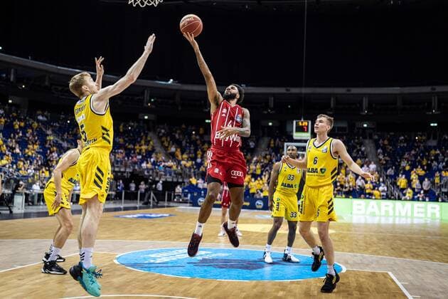 Basketball Berlin 09 06 2021 1 Bundesliga easyCredit BBL Season 2020 2021 Playoffs Final Game 1 Alba Berlin FC Bayern Munich D J Seeley Munich, No 04 Niels Giffey Alba Berlin, No 05 Malte Delow Alba Berlin, No 06