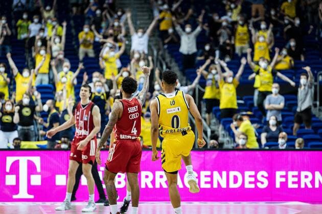 Basketball Berlin 09 06 2021 1 Bundesliga easyCredit BBL Season 2020 2021 Playoffs Final Game 1 Alba Berlin FC Bayern Munich Maodo Lo Alba Berlin, No 00 D J Seeley Munich, No 04 Cheering on a three-pointer.