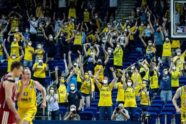 Basketball Berlin 09 06 2021 1 Bundesliga easyCredit BBL Season 2020 2021 Playoffs Final Game 1 Alba Berlin FC Bayern Munich Maodo Lo Alba Berlin, No 00 with the decisive three-pointer 16 seconds before the end to win the game Zan Mark Sisko Munich, No 31 Cheers of the fans