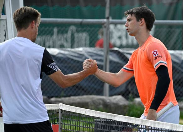 Peter Gojowczyk GER has to give up due to injury against Jurij Rodionov AUT Congratulations Gesture, gesture 10 06 2021 Tennis MercedesCup Stuttgart 2021 Weißenhof ATP 07 13 06 2021 Tennis MercedesCup Stuttgart 2021