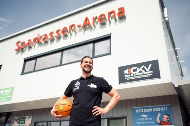 The new head coach Domenik Reinboth of the 2 BARMER Bundesliga ProA club Science City Jena, portrait in front of the Sparkassen Arena, home ground of Science City Jena Sparkassen Arena