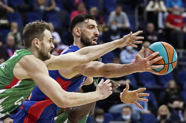 MOSCOW, RUSSIA - JUNE 10, 2021: CSKA Moscow s Darrun Hilliard (R) in Game 3 of the 2021 2022 VTB United League final series between UNICS Kazan and CSKA Moscow at CSKA Arena. Valery Sharifulin TASS  TS10447C