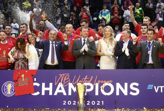 MOSCOW, RUSSIA - JUNE 10, 2021: CSKA Moscow players and coaching staff celebrate winning the VTB United League title after defeating UNICS Kazan 89-81 in Game 3 of the 2021 2022 VTB United League final series at CSKA Arena. Valery Sharifulin TASS  TS1044AB