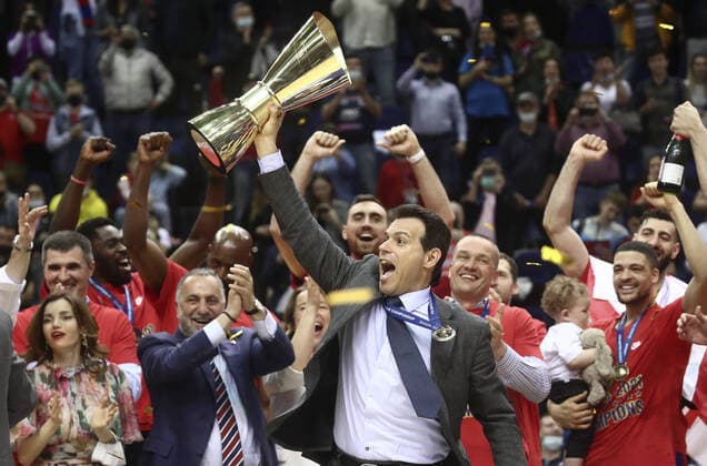 Bilder des Jahres 2021, Sport 06 Juni Sport Bilder des Tages MOSCOW, RUSSIA - JUNE 10, 2021: CSKA Moscow s head coach Dimitrios Itoudis (C) poses with the trophy as CSKA Moscow celebrate winning the VTB United League title after defeating UNICS Kazan 89-81 in Game 3 of the 2021 2022 VTB United League final series at CSKA Arena. Valery Sharifulin TASS  TS1044B7