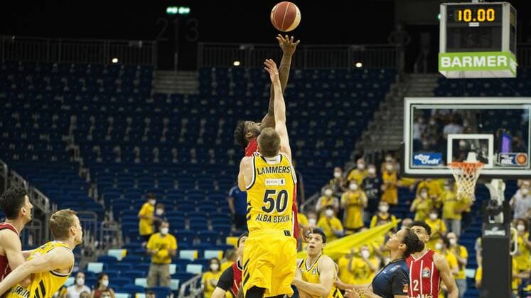 Tipoff Ben Lammers Alba 50, Jalen Reynolds Bayern 8, 10 06 2021, BBL, Alba Berlin vs FC Bayern Final Game 2, at Mercedes Benz Arena, GER, Berlin, 10 06 2021, BBL, Alba vs FC Bayern Game 2 Playoff Berlin Copyright: xUwexKoch Eibner-Pressefotox EP_UKH