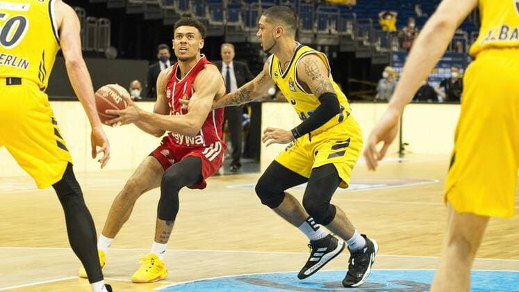v l Wade Baldwin Bayern 2, Peyton Siva Alba 3, 10 06 2021, BBL, Alba Berlin vs FC Bayern Final Game 2, at Mercedes Benz Arena, GER, Berlin, 10 06 2021, BBL, Alba vs FC Bayern Game 2 Playoff Berlin Copyright: xUwexKoch Eibner-Pressefotox EP_UKH
