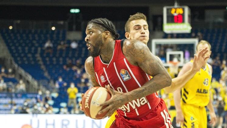 v l Jalen Reynolds Bayern 8, Tim Schneider Alba 10, 10 06 2021, BBL, Alba Berlin vs FC Bayern Final Game 2, at Mercedes Benz Arena, GER, Berlin, 10 06 2021, BBL, Alba vs FC Bayern Game 2 Playoff Berlin Copyright: xUwexKoch Eibner-Pressefotox EP_UKH
