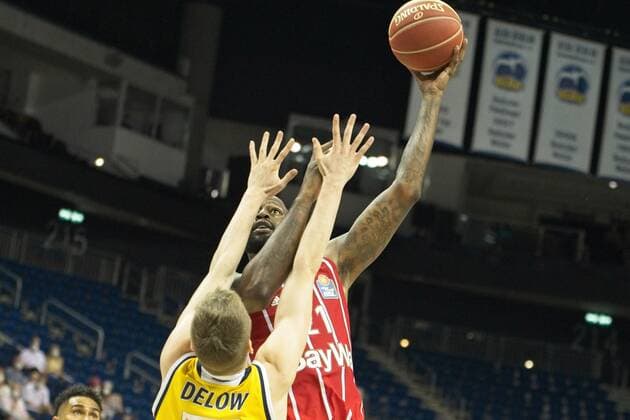 v l Malte Delow Alba 6, Jalen Reynolds Bayern 8, 10 06 2021, BBL, Alba Berlin vs FC Bayern Final Game 2, at Mercedes Benz Arena, GER, Berlin, 10 06 2021, BBL, Alba vs FC Bayern Game 2 Playoff Berlin Copyright: xUwexKoch Eibner-Pressefotox EP_UKH