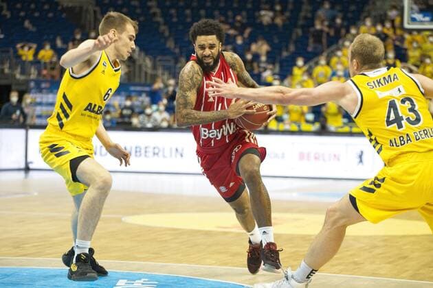 f l Malte Delow Alba 6, D J Seeley Bayern 4, Luke Sikma Alba 43, 10 06 2021, BBL, Alba Berlin vs FC Bayern Final Game 2, at Mercedes Benz Arena, GER, Berlin, 10 06 2021, BBL, Alba vs FC Bayern Game 2 Playoff Berlin Copyright: xUwexKoch Eibner-Pressefotox EP_UKH