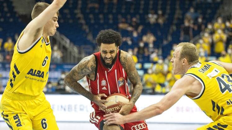 f l Malte Delow Alba 6, D J Seeley Bayern 4, Luke Sikma Alba 43, 10 06 2021, BBL, Alba Berlin vs FC Bayern Final Game 2, at Mercedes Benz Arena, GER, Berlin, 10 06 2021, BBL, Alba vs FC Bayern Game 2 Playoff Berlin Copyright: xUwexKoch Eibner-Pressefotox EP_UKH