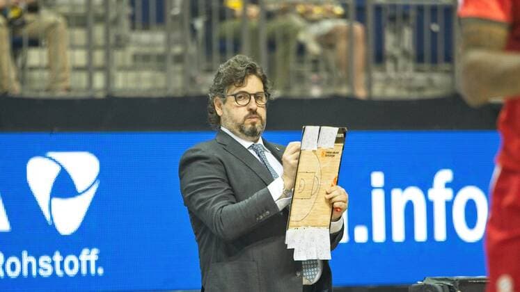 Andrea Trinchieri Bayern, has a plan move, 10 06 2021, BBL, Alba Berlin vs FC Bayern final game 2, at Mercedes Benz Arena, GER, Berlin, 10 06 2021, BBL, Alba vs FC Bayern game 2 playoff Berlin Copyright: xUwexKoch Eibner-Pressefotox EP_UKH