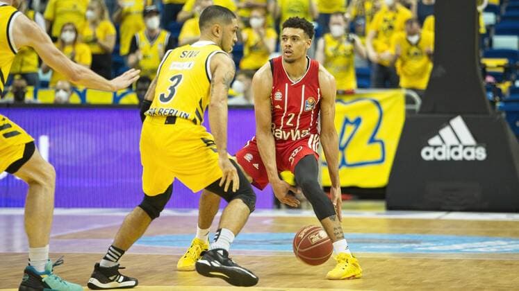 v l Peyton Siva Alba 3, Wade Baldwin Bayern 2, 10 06 2021, BBL, Alba Berlin vs FC Bayern Final Game 2, at Mercedes Benz Arena, GER, Berlin, 10 06 2021, BBL, Alba vs FC Bayern Game 2 Playoff Berlin Copyright: xUwexKoch Eibner-Pressefotox EP_UKH