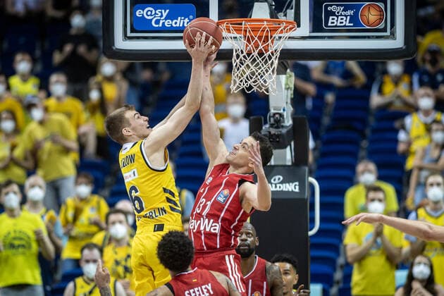 Basketball Berlin 10 06 2021 1 Bundesliga easyCredit BBL Season 2020 2021 Playoffs Final Game 2 Alba Berlin FC Bayern Munich Malte Delow Alba Berlin, No 06 Zan Mark Sisko Munich, No 31