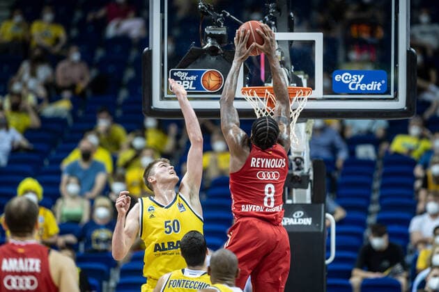 Basketball Berlin 10 06 2021 1 Bundesliga easyCredit BBL Season 2020 2021 Playoffs Final Game 2 Alba Berlin FC Bayern Munich Jalen Reynolds Munich, No 08 Ben Lammers Alba Berlin, No 50