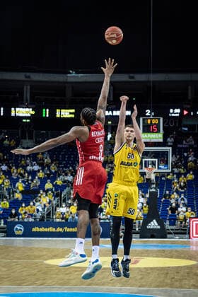 Basketball Berlin 10 06 2021 1 Bundesliga easyCredit BBL Season 2020 2021 Playoffs Final Game 2 Alba Berlin FC Bayern Munich Ben Lammers Alba Berlin, No 50 Jalen Reynolds Munich, No 08