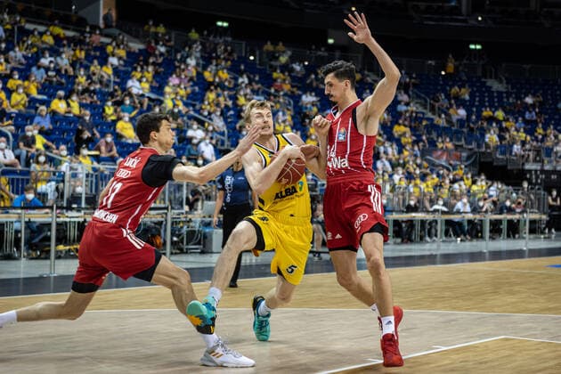 Basketball Berlin 10 06 2021 1 Bundesliga easyCredit BBL Season 2020 2021 Playoffs Final Game 2 Alba Berlin FC Bayern Munich Niels Giffey Alba Berlin, No 05 Vladimir Lucic Munich, No 11 Nihad Djedovic Munich, No 14 Dedovic