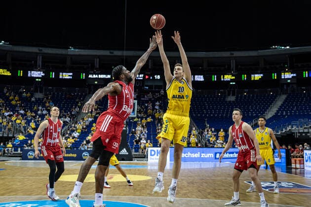 Basketball Berlin 10 06 2021 1 Bundesliga easyCredit BBL Season 2020 2021 Playoffs Final Game 2 Alba Berlin FC Bayern Munich Tim Schneider Alba Berlin, No 10 Jalen Reynolds Munich, No 08