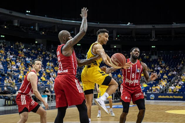 Basketball Berlin 10 06 2021 1 Bundesliga easyCredit BBL Season 2020 2021 Playoffs Final Game 2 Alba Berlin FC Bayern Munich Maodo Lo Alba Berlin, No 00 James Gist Munich, No 21