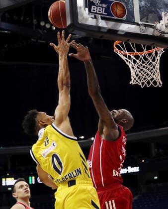 Maodo Lo, James Gist action game scene duel sports basketball play off final BBL Bundesliga men season 2020 2021 10 06 2021 ALBA Berlin vs FC Bayern Munich