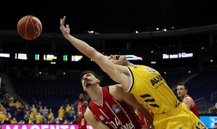 Nihad Djedovic, Luke Sikma Action Game Scene Duel Sports Basketball Play Off Final BBL Bundesliga Men Season 2020 2021 10 06 2021 ALBA Berlin vs FC Bayern Munich
