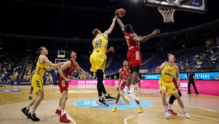Ben Lammers, Jalen Reynolds Action Game Scene Duel Sports Basketball Play Off Final BBL Bundesliga Men Season 2020 2021 10 06 2021 ALBA Berlin vs FC Bayern Munich