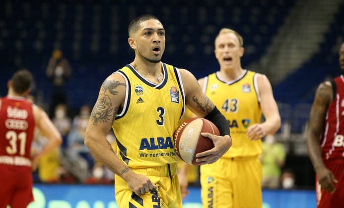 Peyton Siva, Luke Sikma Action Upper Body Upper Body Sports Basketball Play Off Final BBL Bundesliga Men Season 2020 2021 10 06 2021 ALBA Berlin vs FC Bayern Munich