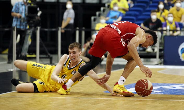 Malte Delow, Wade Baldwin action game scene duel sports basketball play off final BBL Bundesliga men season 2020 2021 10 06 2021 ALBA Berlin vs FC Bayern Munich