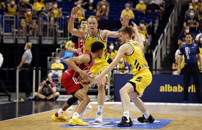 Wade Baldwin, Luke Sikma, Malte Delow Action Game Scene Duel Sports Basketball Play Off Final BBL Bundesliga Men Season 2020 2021 10 06 2021 ALBA Berlin vs FC Bayern Munich
