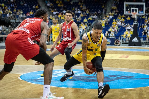 Basketball Berlin 10 06 2021 1 Bundesliga easyCredit BBL Season 2020 2021 Playoffs Final Game 2 Alba Berlin FC Bayern Munich Peyton Siva Alba Berlin, No 03 Jalen Reynolds Munich, No 08