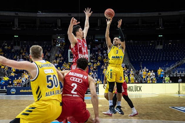Basketball Berlin 10 06 2021 1 Bundesliga easyCredit BBL Season 2020 2021 Playoffs Final Game 2 Alba Berlin FC Bayern Munich Peyton Siva Alba Berlin, No 03 Nihad Djedovic Munich, No 14 Dedovic.